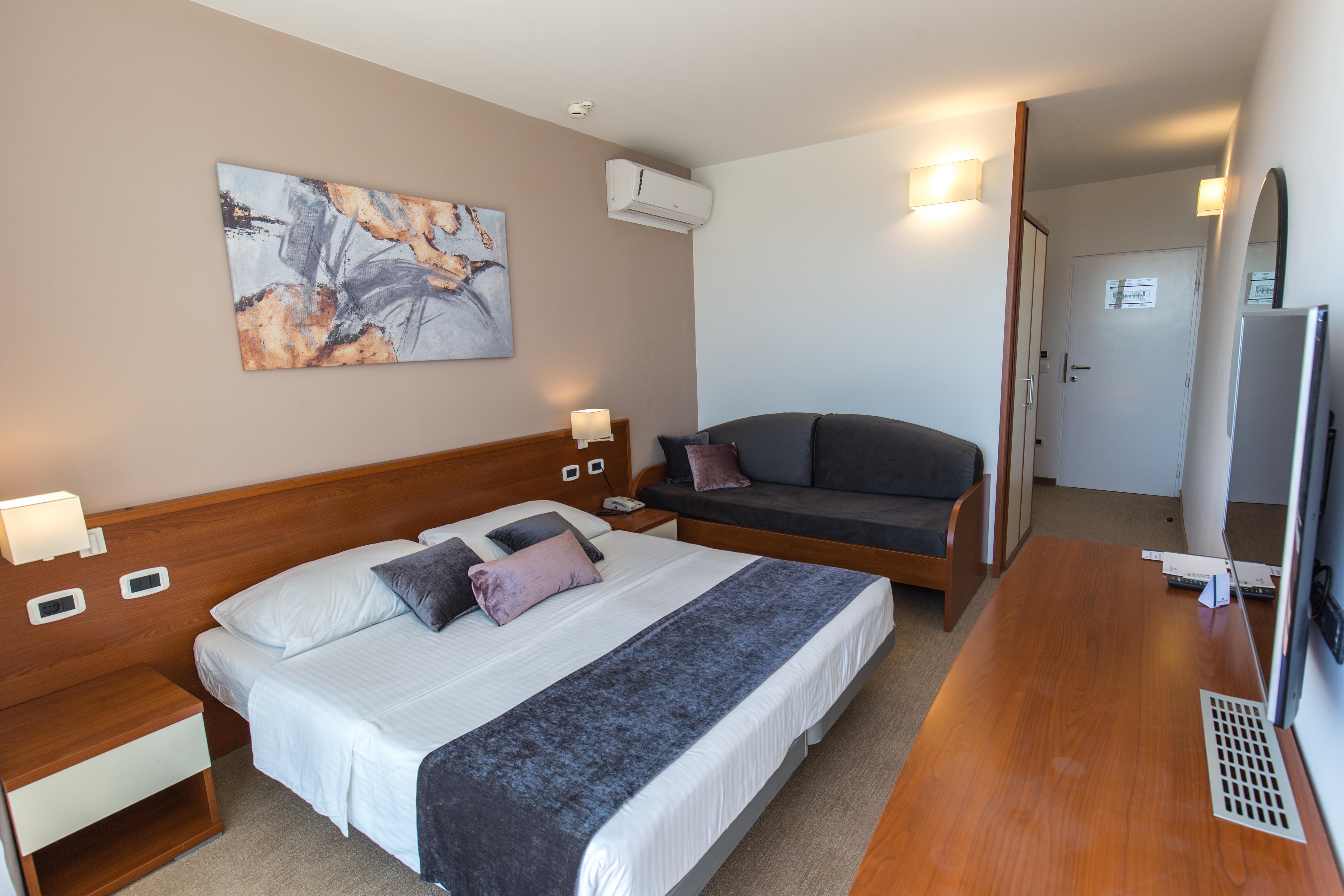 מדולין Arena Hotel Holiday מראה חיצוני תמונה