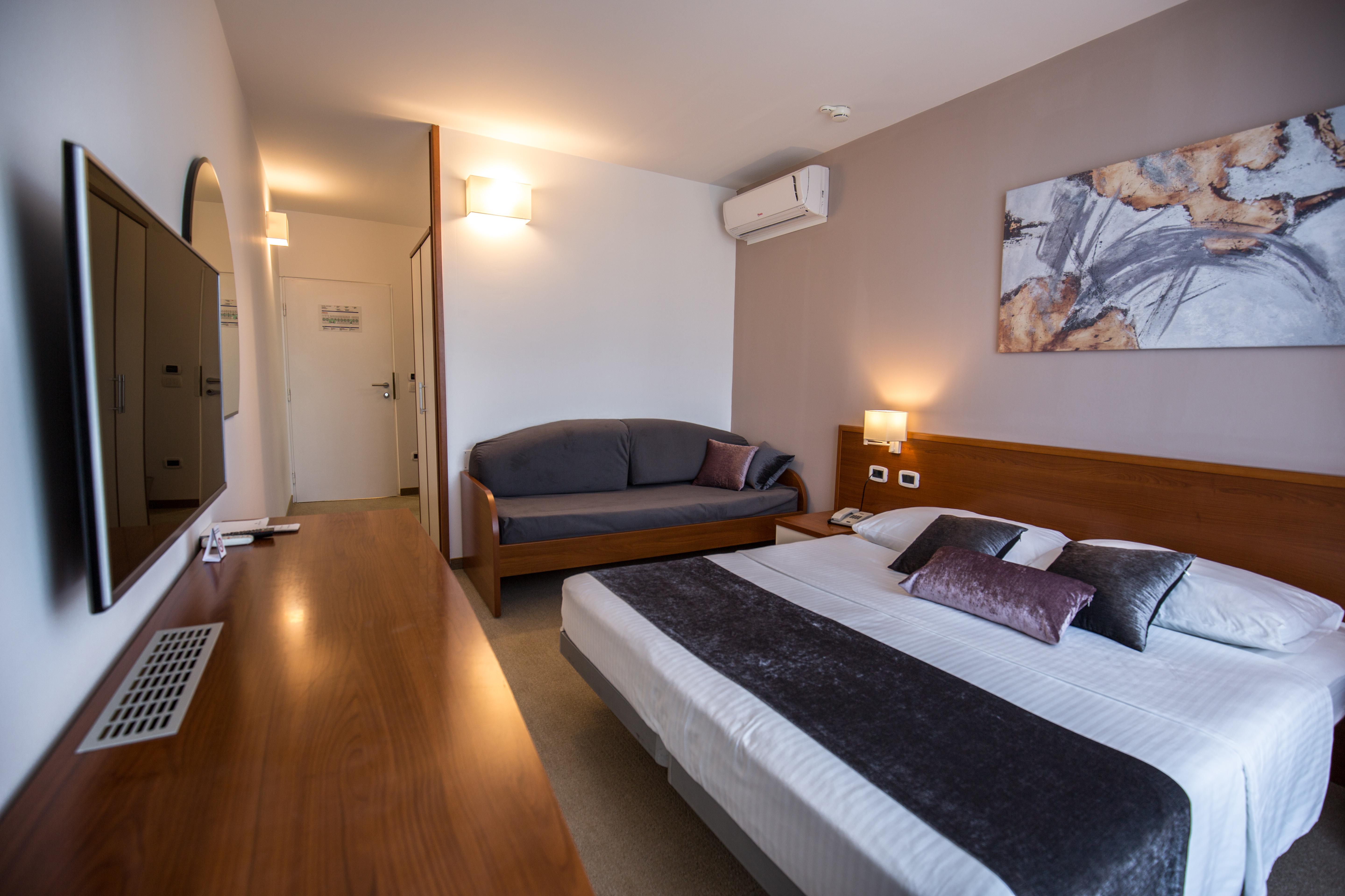 מדולין Arena Hotel Holiday מראה חיצוני תמונה