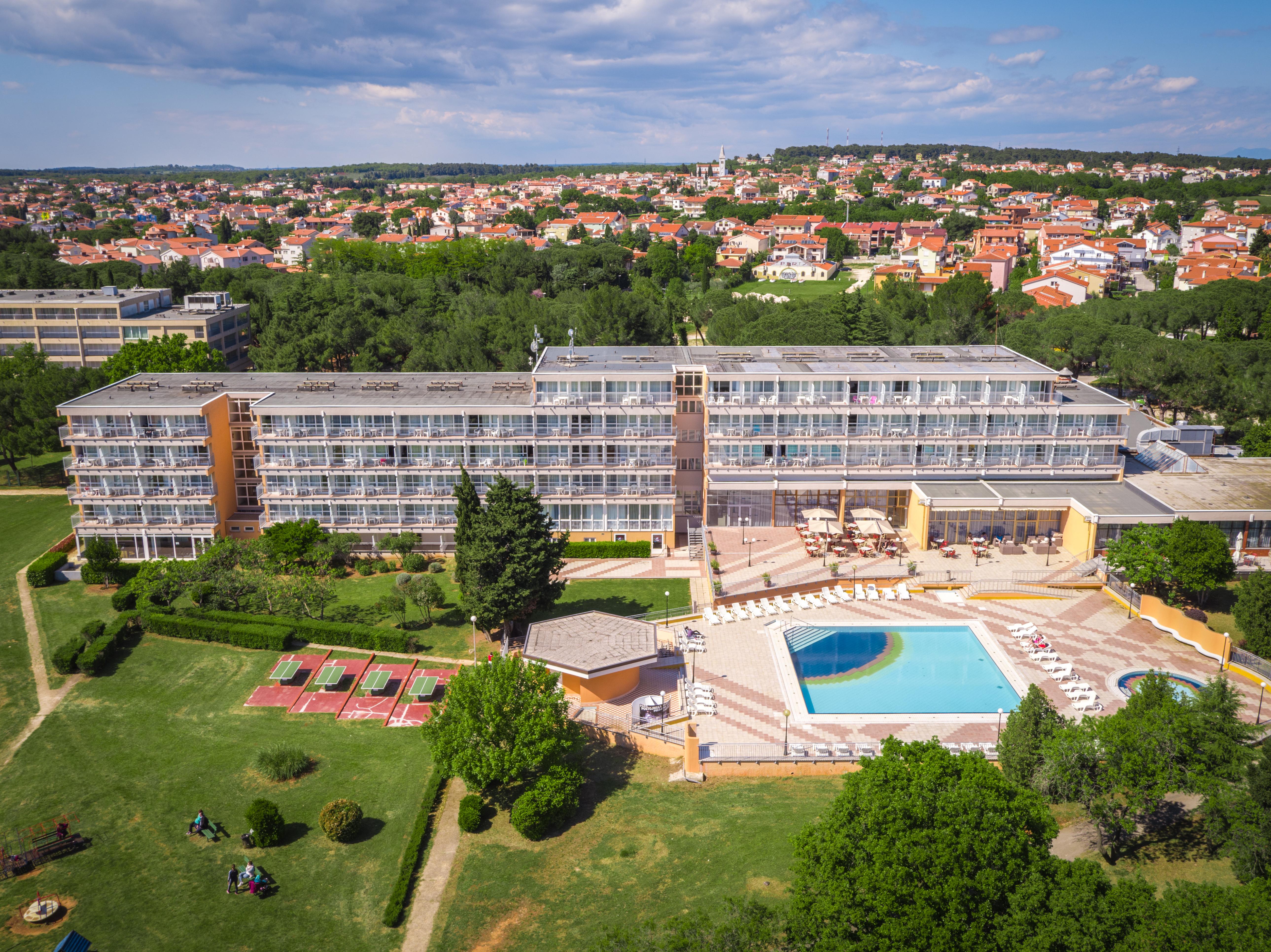 מדולין Arena Hotel Holiday מראה חיצוני תמונה