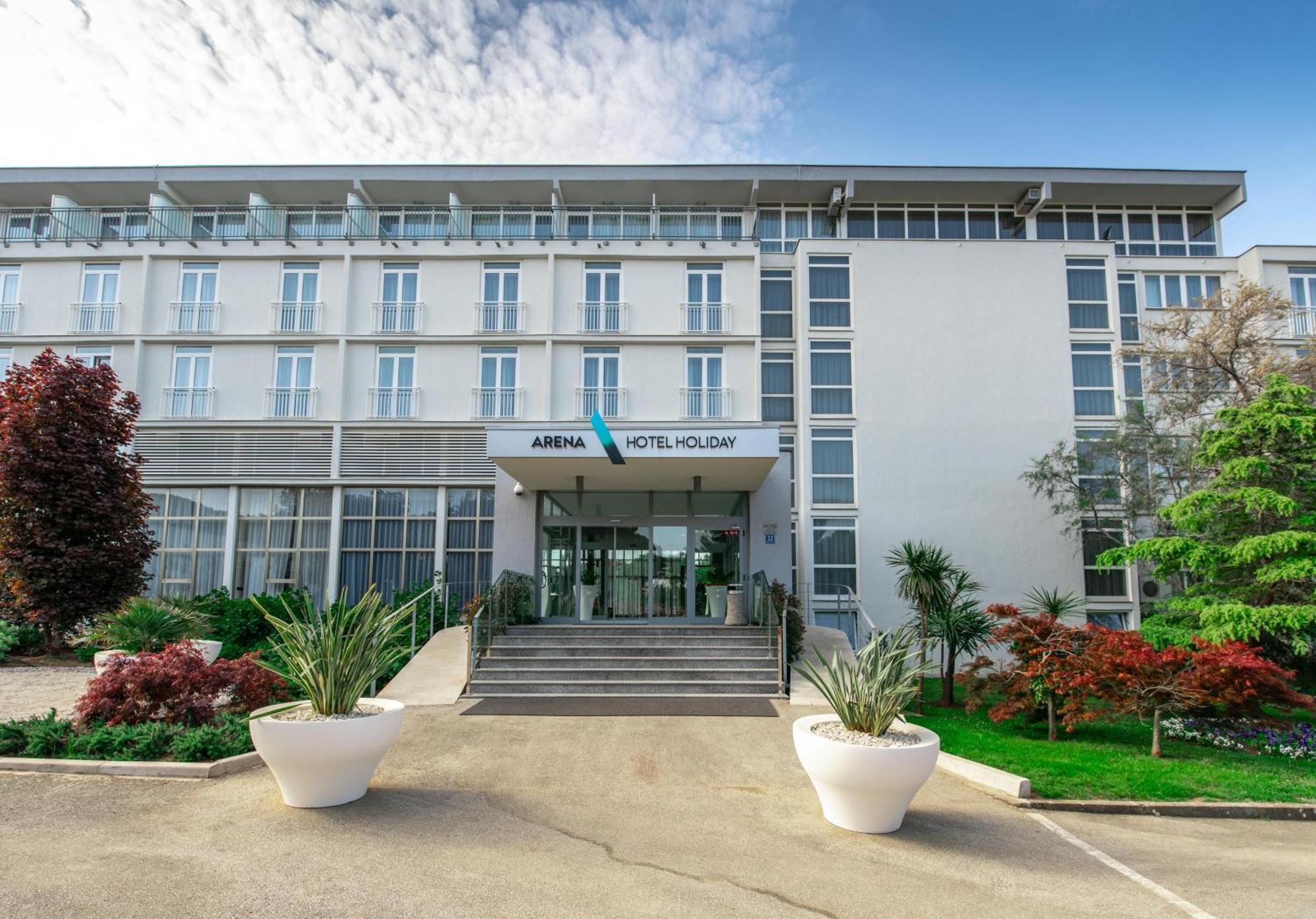 מדולין Arena Hotel Holiday מראה חיצוני תמונה