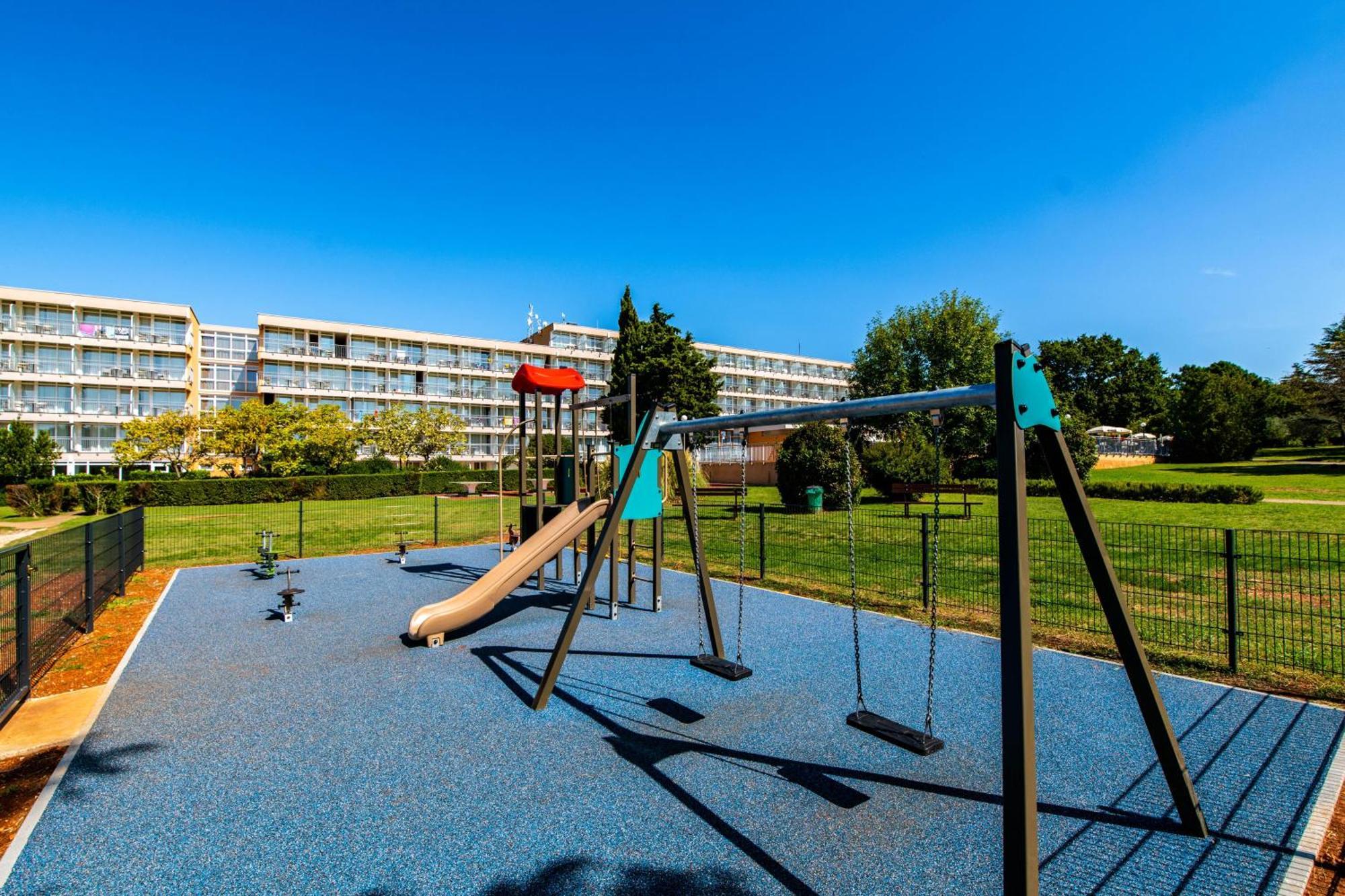 מדולין Arena Hotel Holiday מראה חיצוני תמונה