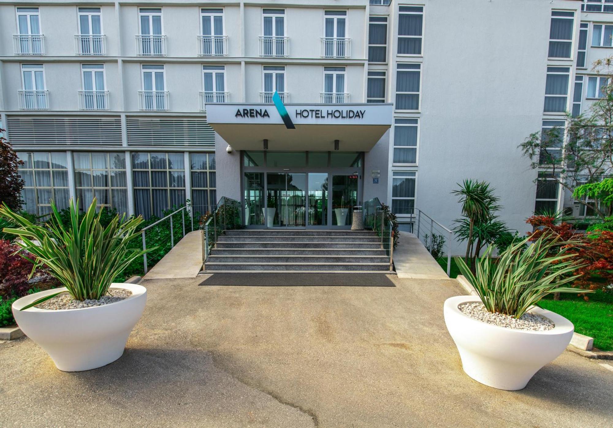מדולין Arena Hotel Holiday מראה חיצוני תמונה