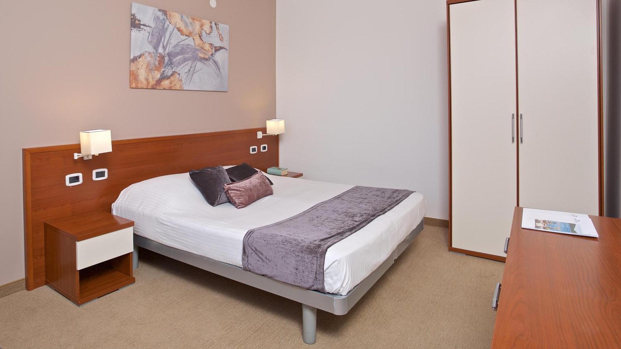 מדולין Arena Hotel Holiday מראה חיצוני תמונה