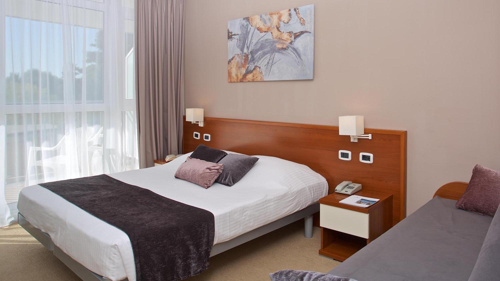 מדולין Arena Hotel Holiday מראה חיצוני תמונה