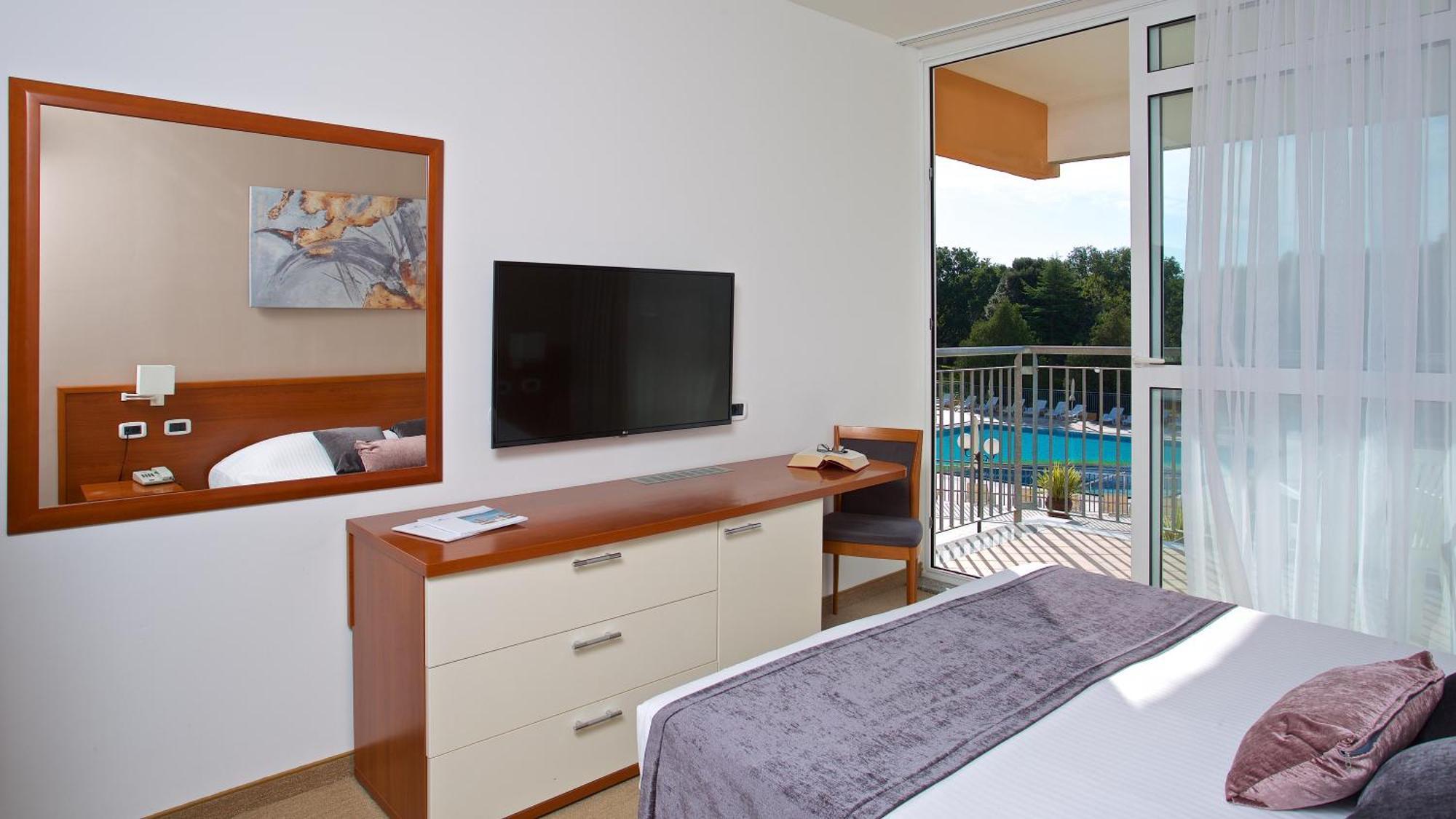 מדולין Arena Hotel Holiday מראה חיצוני תמונה
