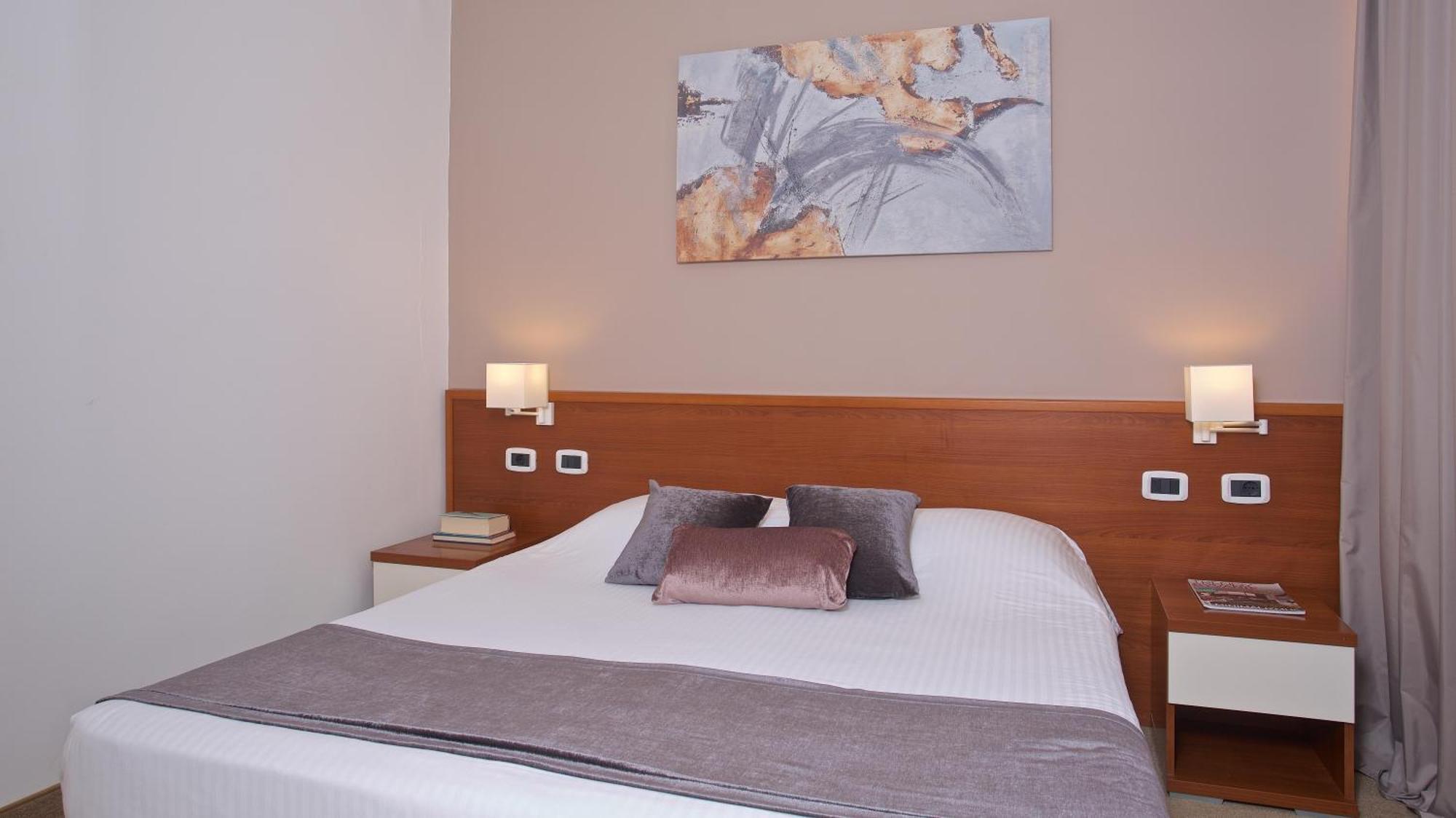 מדולין Arena Hotel Holiday מראה חיצוני תמונה