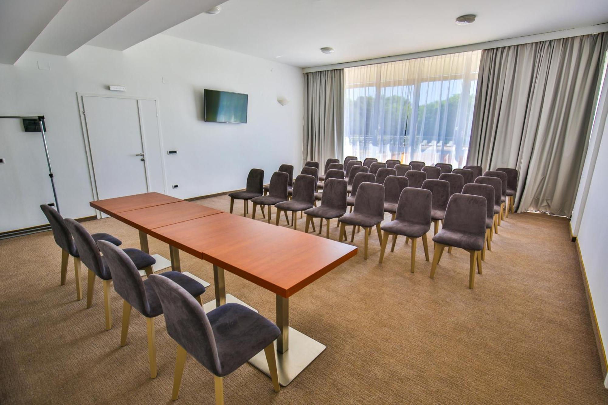 מדולין Arena Hotel Holiday מראה חיצוני תמונה
