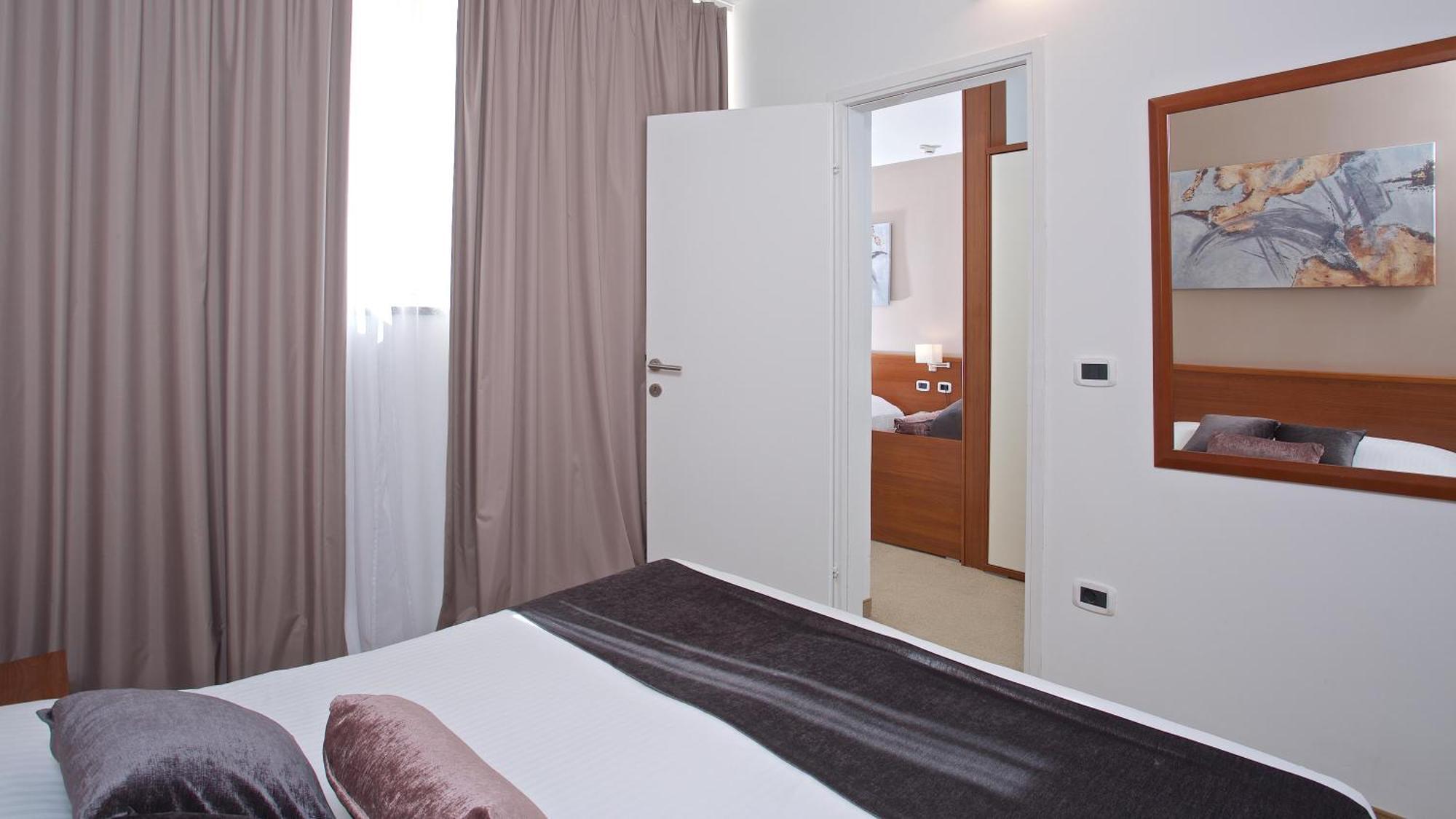 מדולין Arena Hotel Holiday מראה חיצוני תמונה