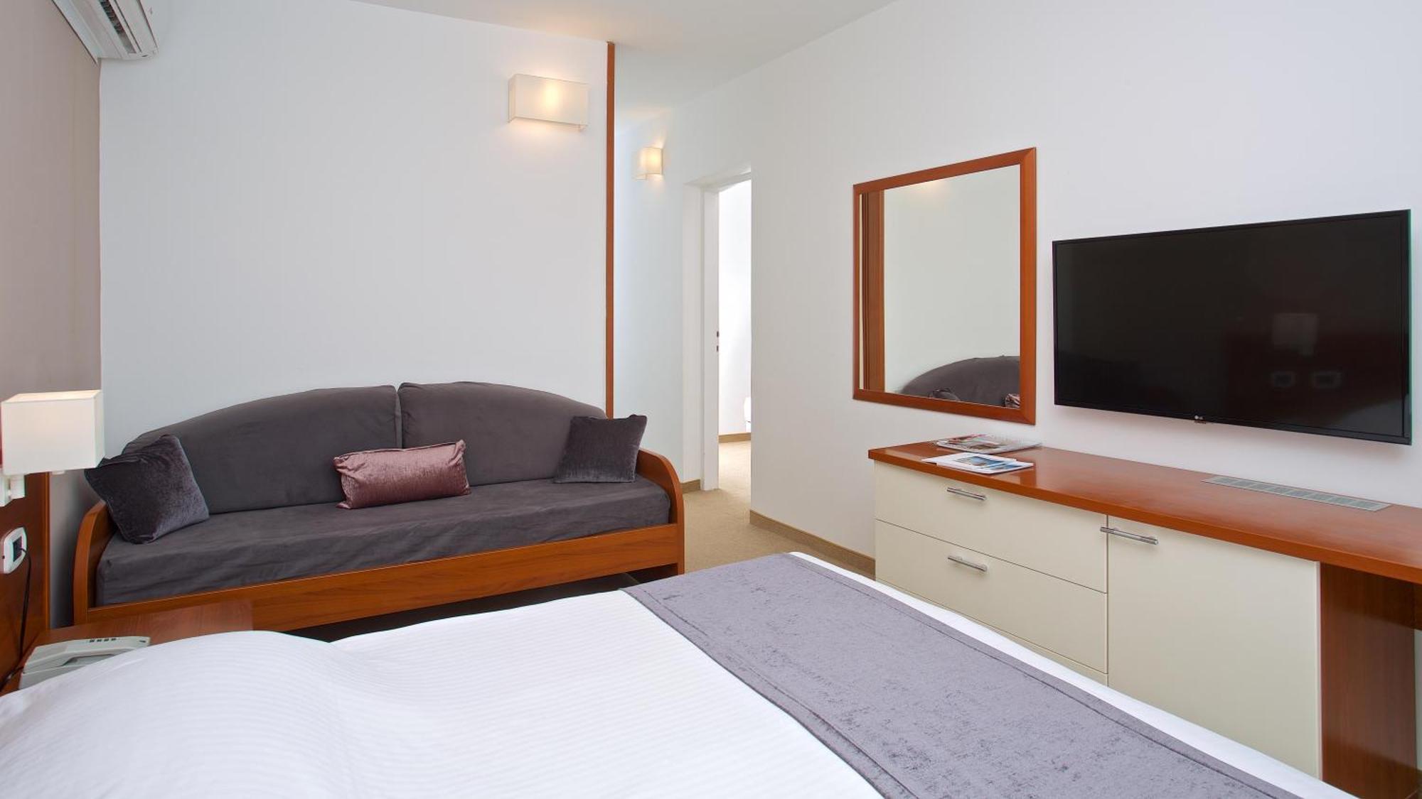 מדולין Arena Hotel Holiday מראה חיצוני תמונה