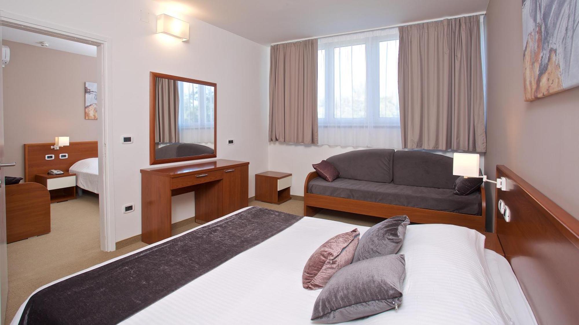 מדולין Arena Hotel Holiday מראה חיצוני תמונה