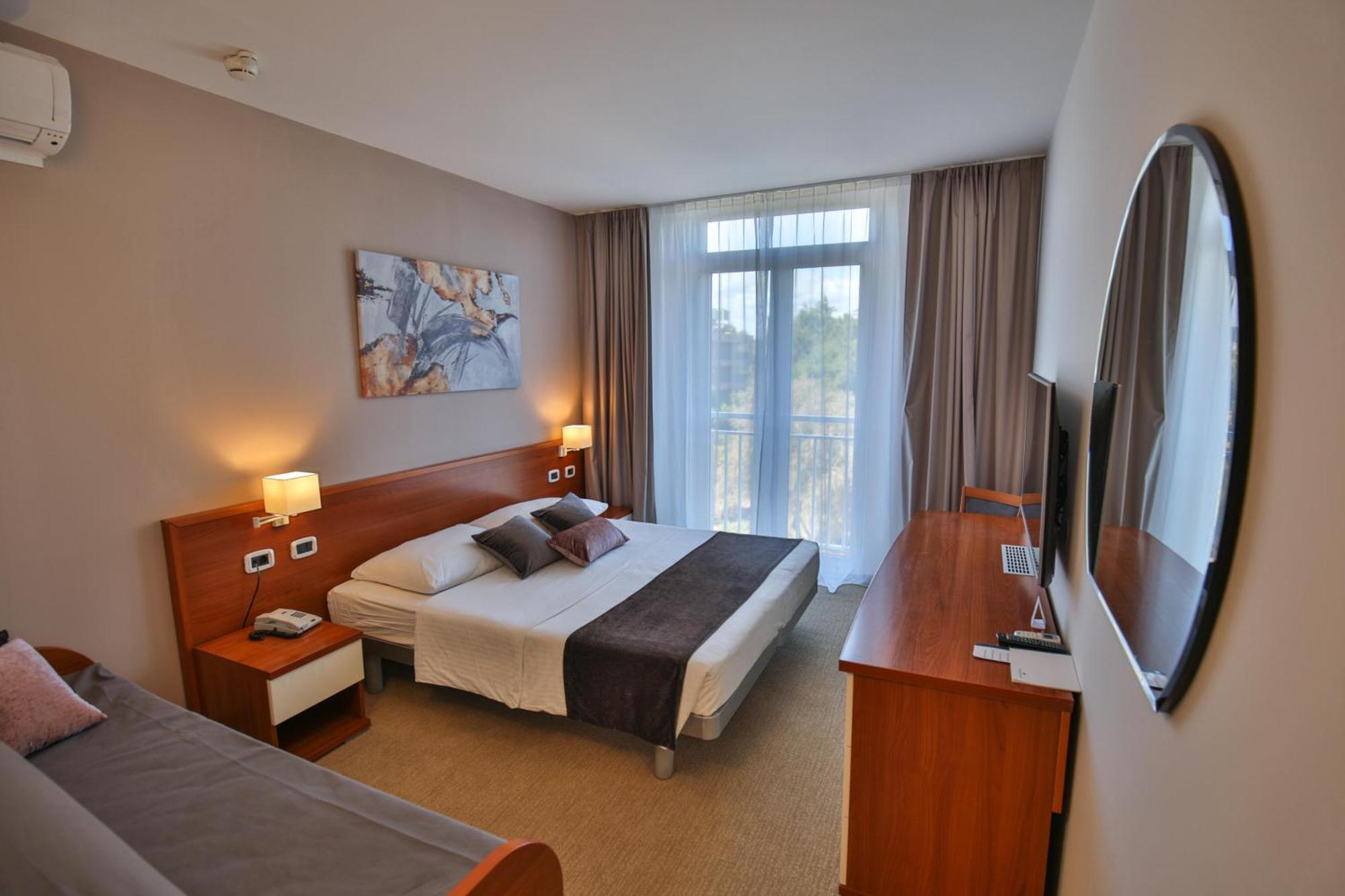מדולין Arena Hotel Holiday מראה חיצוני תמונה