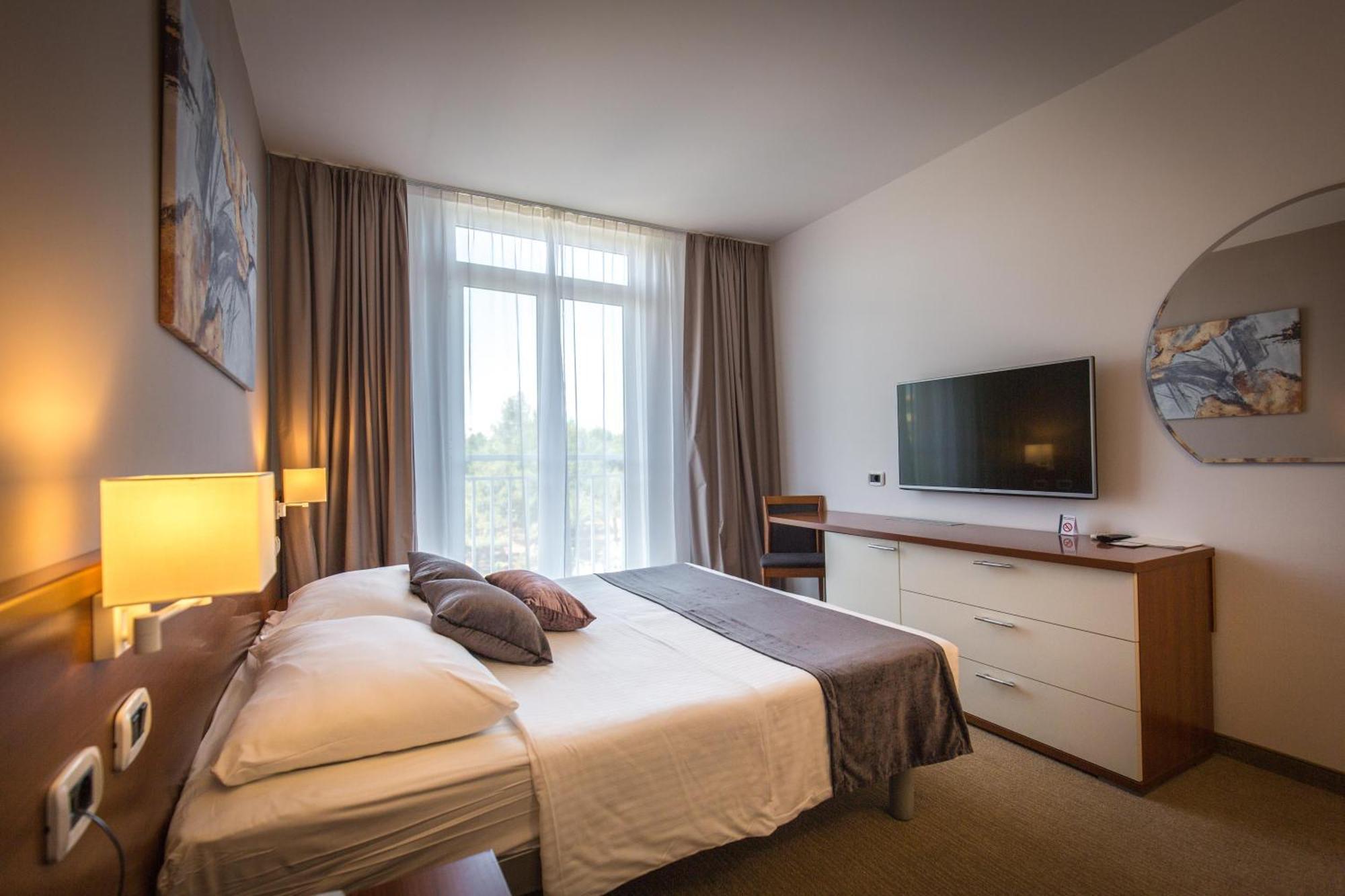 מדולין Arena Hotel Holiday מראה חיצוני תמונה