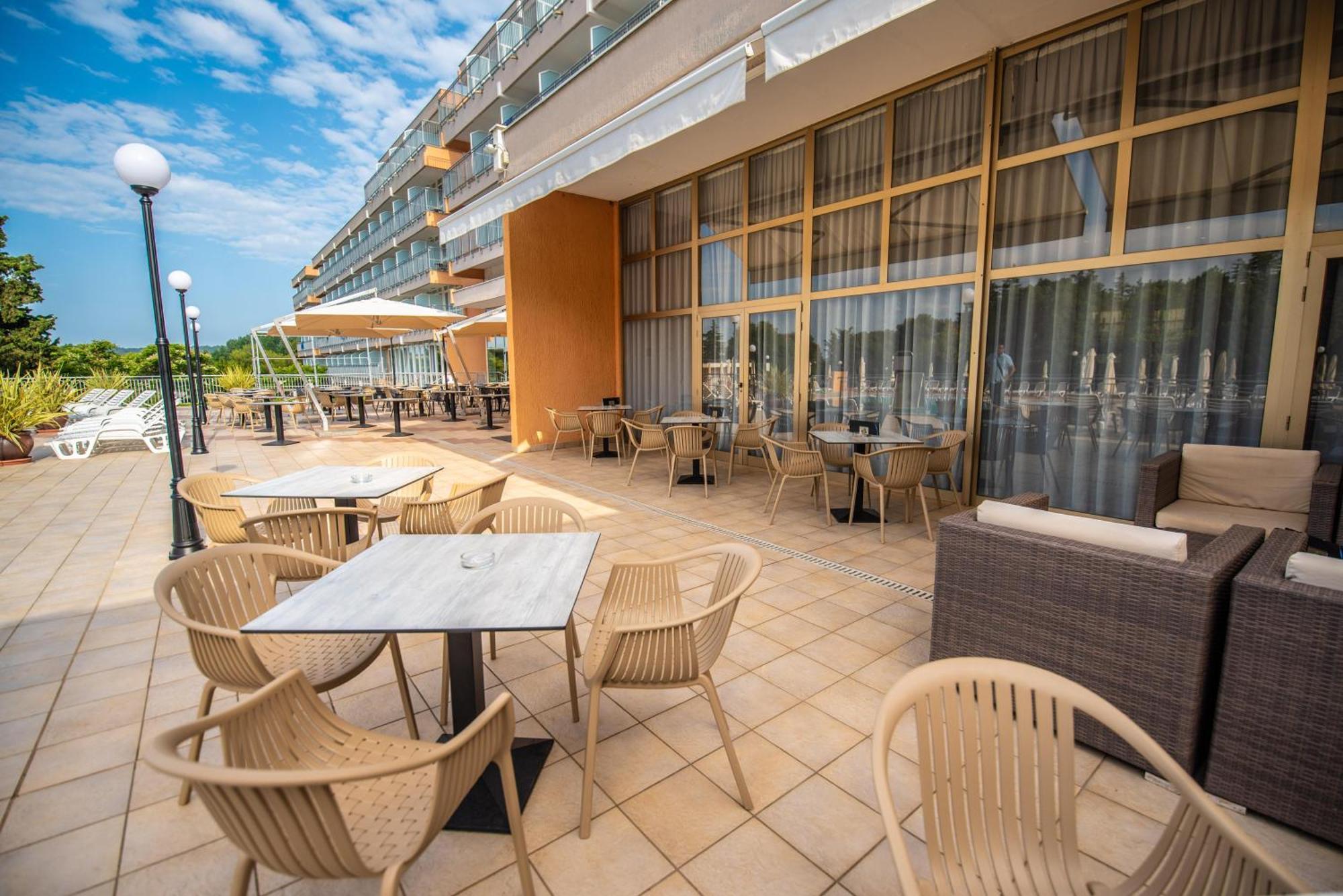 מדולין Arena Hotel Holiday מראה חיצוני תמונה