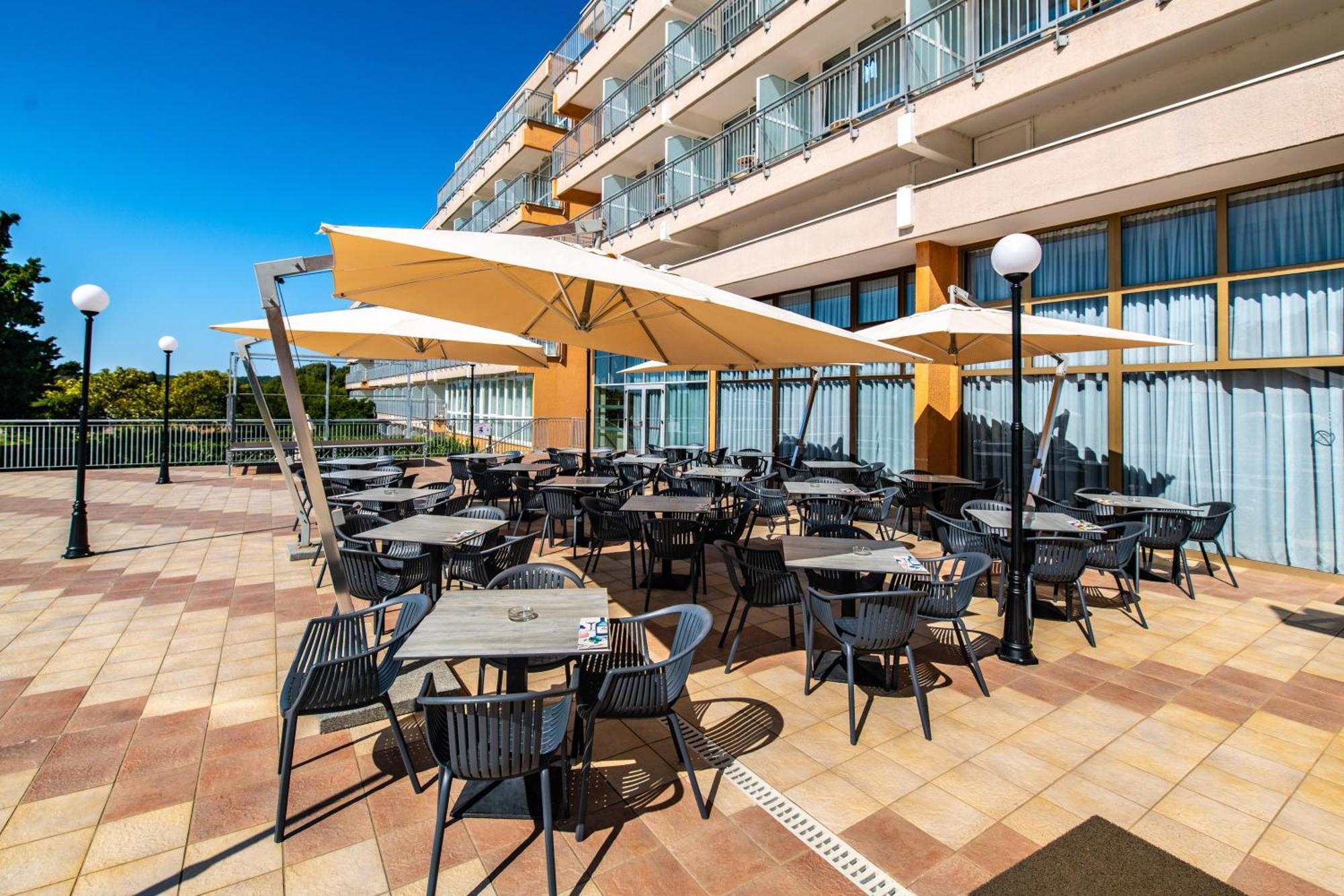 מדולין Arena Hotel Holiday מראה חיצוני תמונה