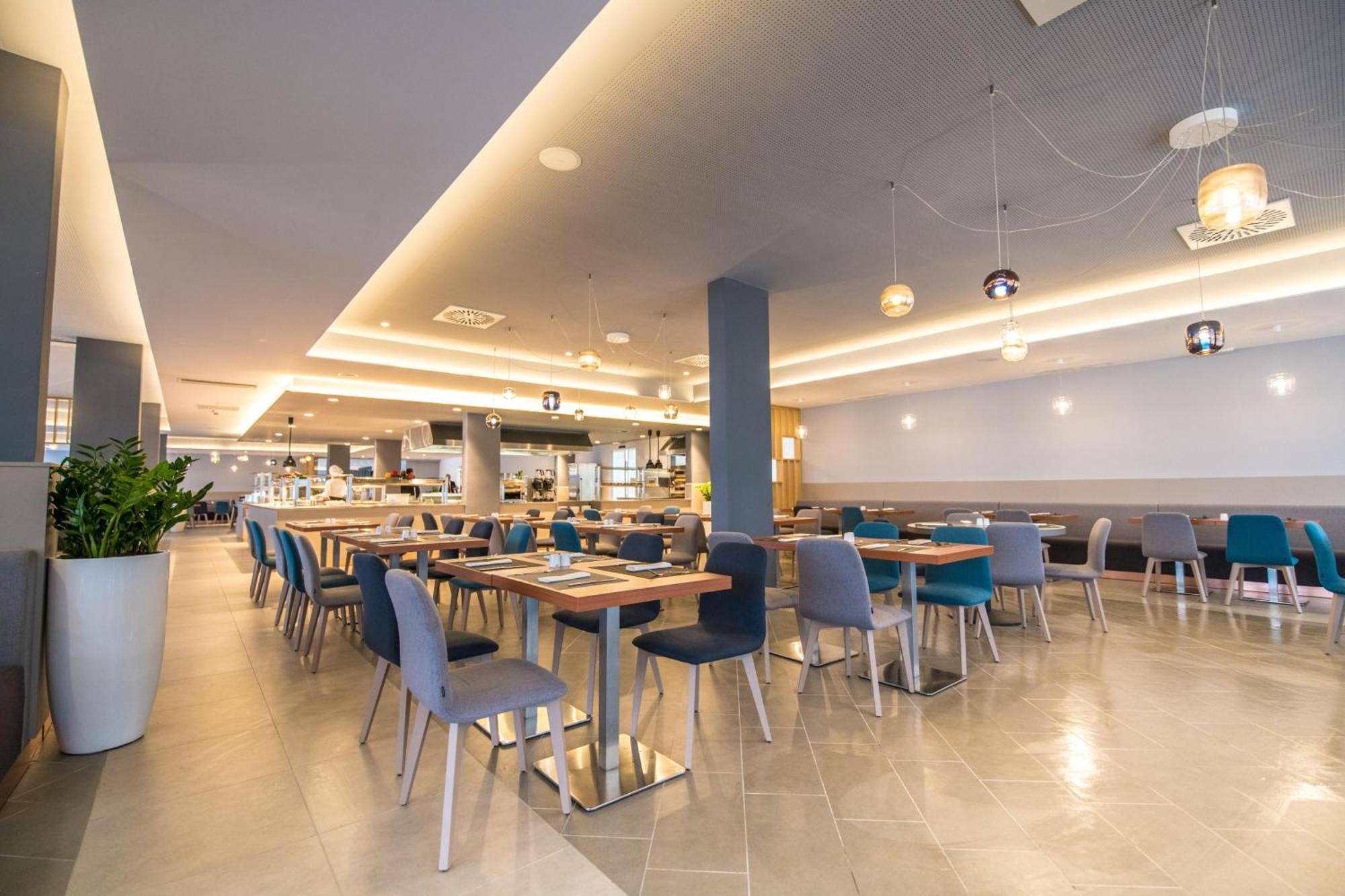 מדולין Arena Hotel Holiday מראה חיצוני תמונה