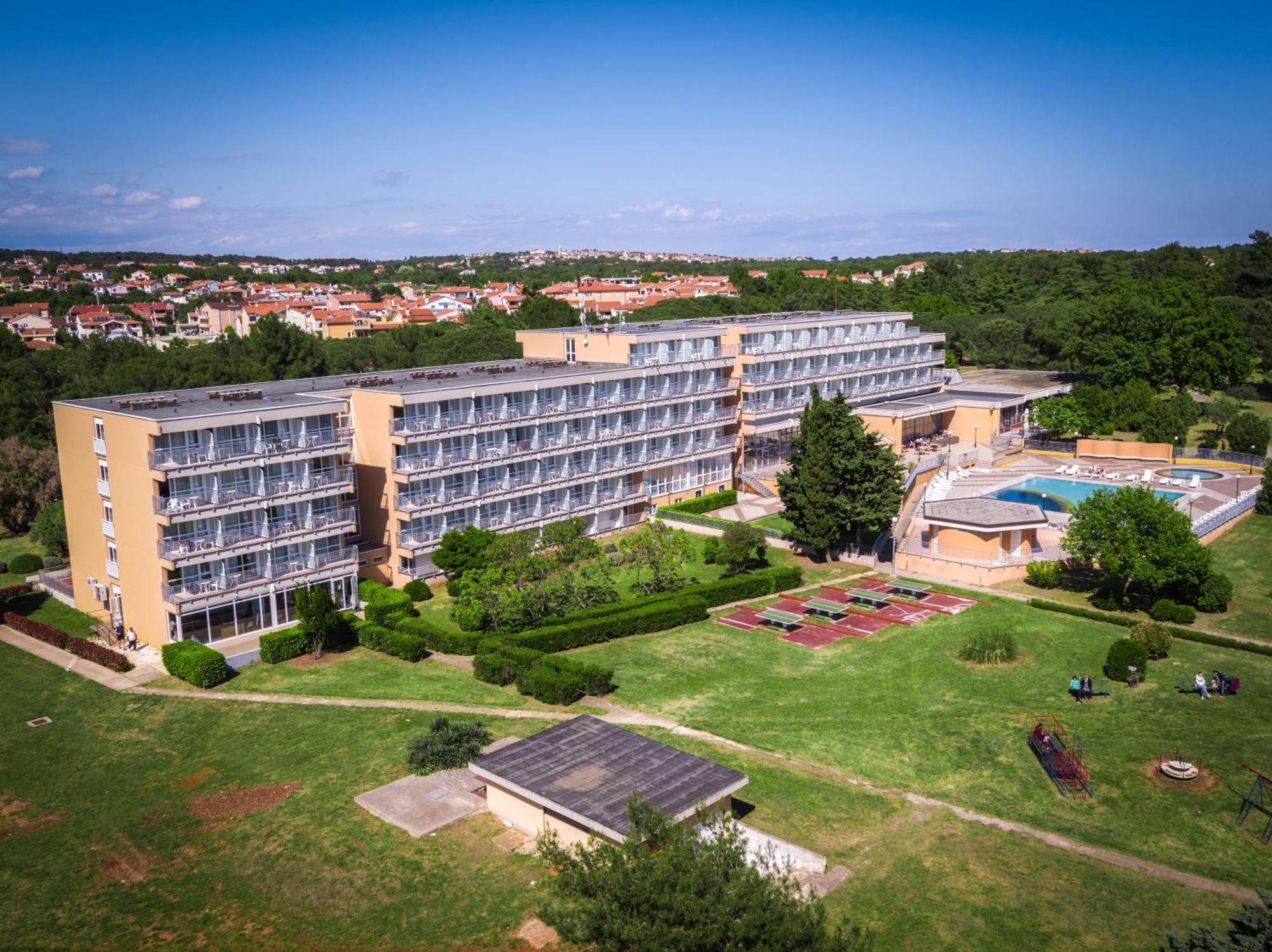 מדולין Arena Hotel Holiday מראה חיצוני תמונה