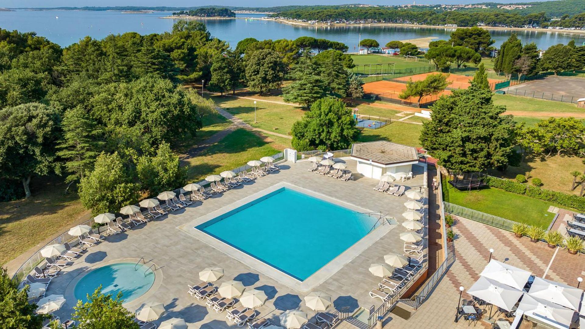 מדולין Arena Hotel Holiday מראה חיצוני תמונה