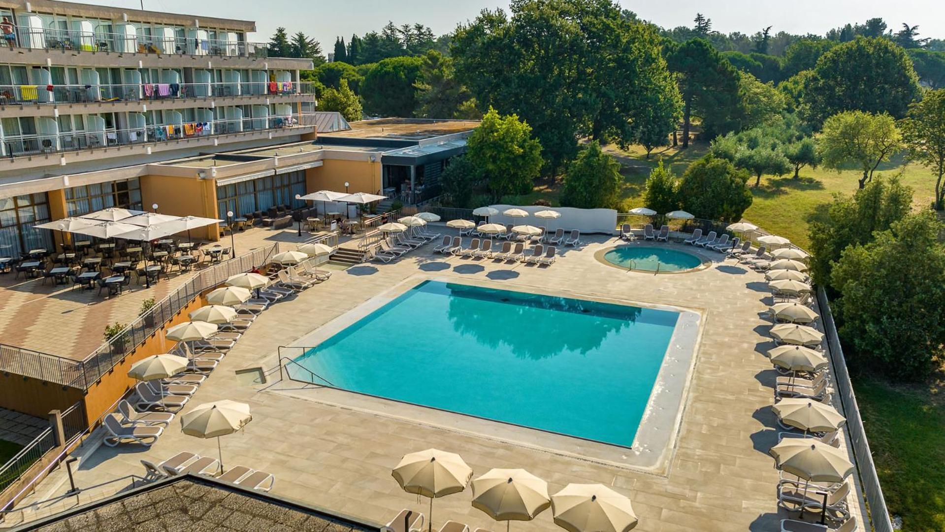 מדולין Arena Hotel Holiday מראה חיצוני תמונה