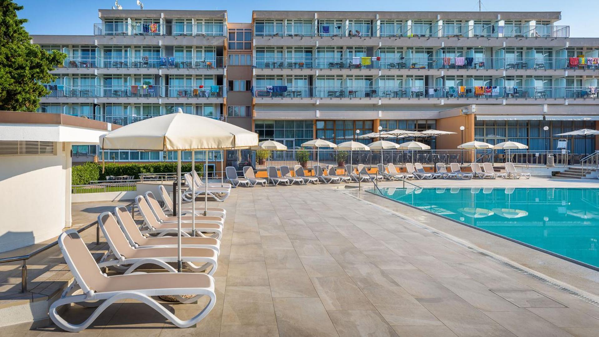 מדולין Arena Hotel Holiday מראה חיצוני תמונה