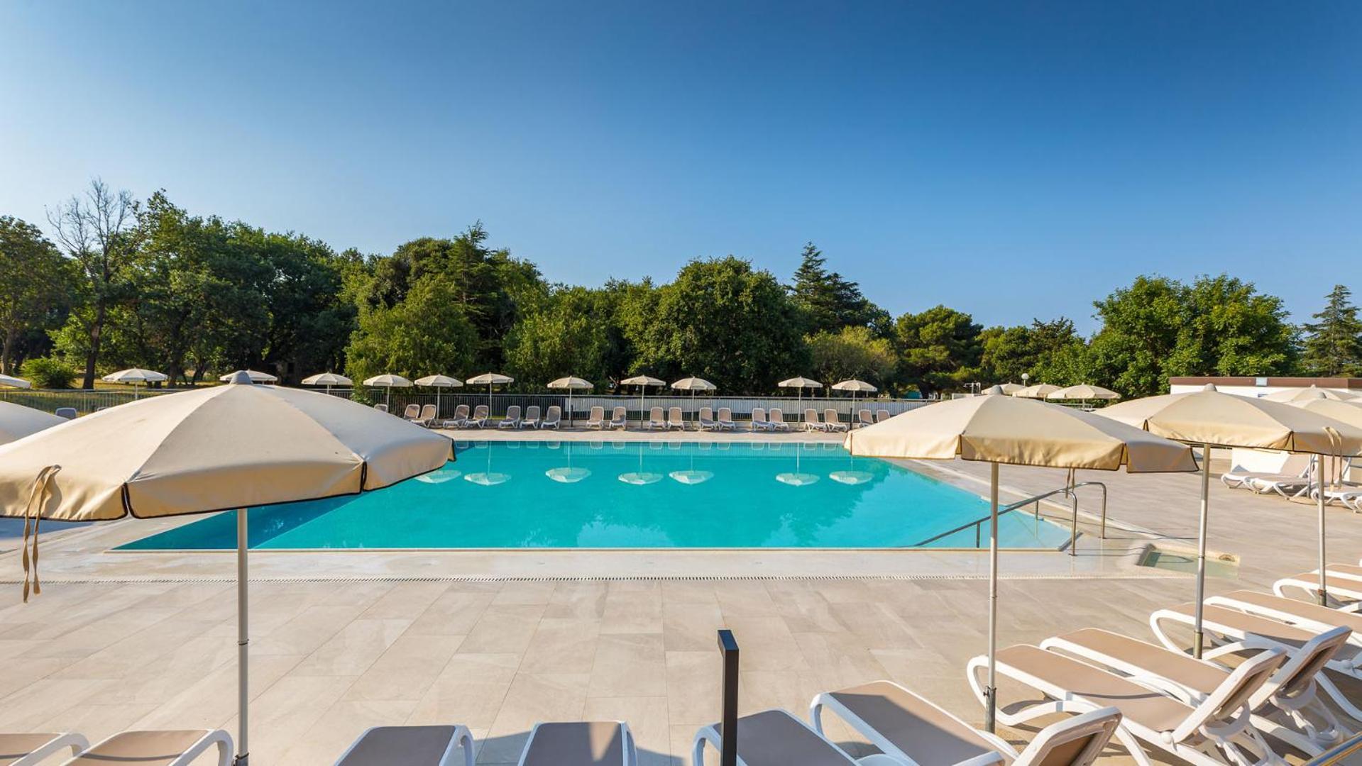 מדולין Arena Hotel Holiday מראה חיצוני תמונה